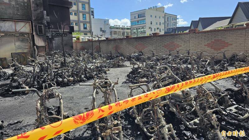 大園區1處大型社區旁空地發生火警，密集停放在空地上的84輛機車幾乎全燒毀。（記者周敏鴻攝）