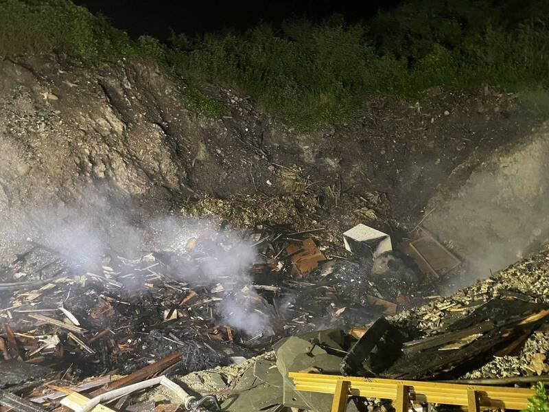 大社區和平路一處空地有濃煙冒出，臭氣沖天。（高市環保局提供）