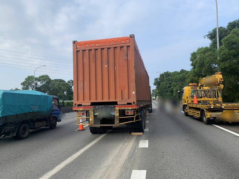 貨櫃車鬆脫，停擺於國道上。（圖由警方提供）