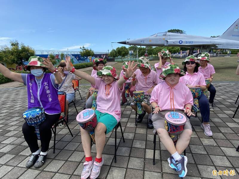 伊甸身障青年亞君（前右一）與其他學員於大恩公園進行非洲鼓快閃表演。（記者蔡文居攝）