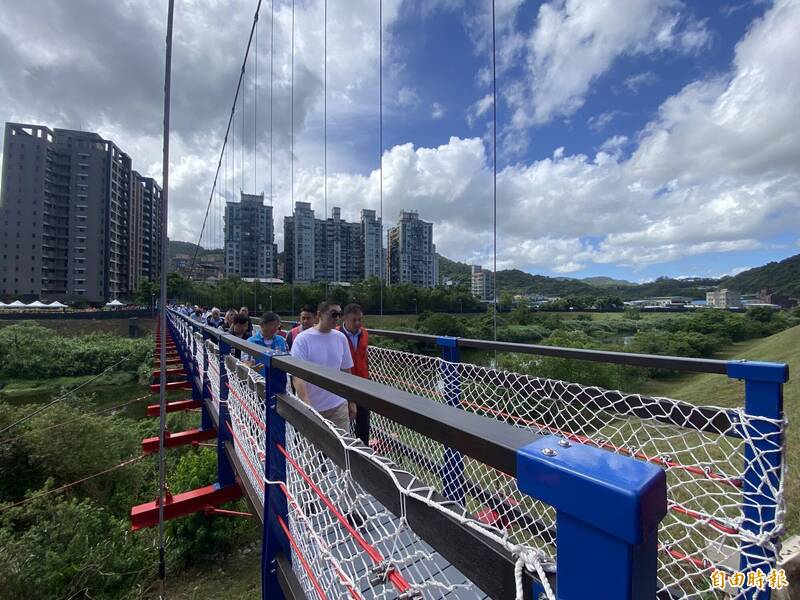 橫跨基隆河的基隆市碇內吊橋，9月13日正式開放通行。（記者俞肇福攝）