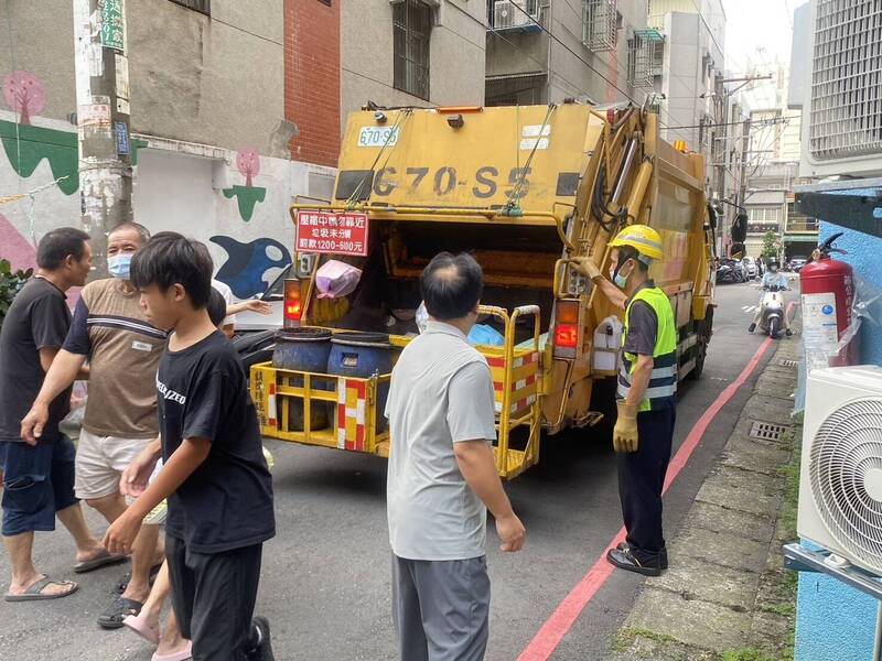 中秋節當天，桃園市清潔隊員不休假照常收垃圾。（環保局提供）