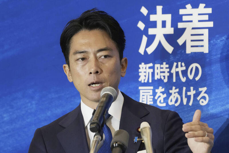 參選自民黨總裁的小泉進次郎，12日在自民黨本部的候選东谈主政見發表會上，提到成長經歷時，罕見暴露自小父母離異，他本年才初次與生母宮本佳代子見面。（好意思聯社）