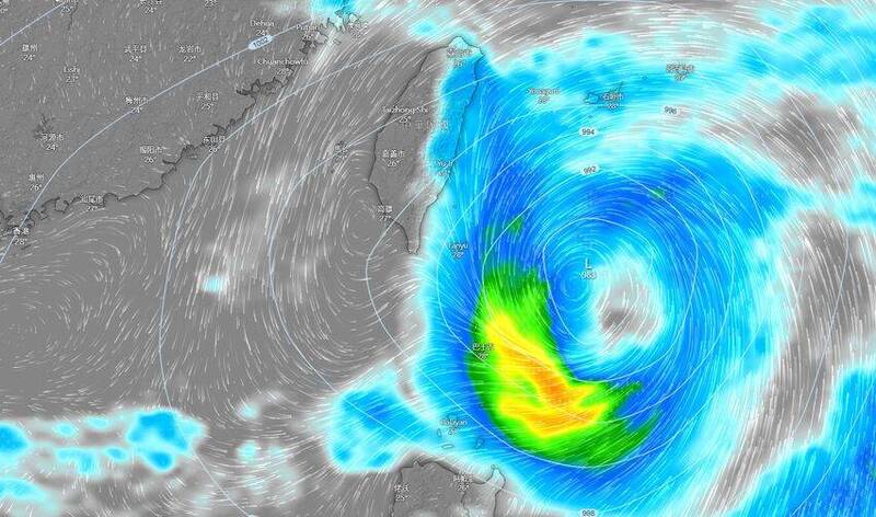 「台灣颱風論壇｜天氣特急」指出，目前在菲東有新的低壓擾動醞釀，預估下週一、二將成為第14號颱風葡萄桑。氣象粉專並提醒，目前來看對台灣具有一定程度的威脅及影響，需特別注意。（圖擷自臉書）