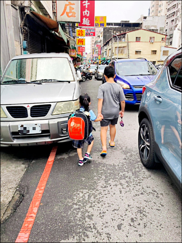 市議員陳俞融指北區永興街因無人行道，造成行人在車輛間穿梭，十分危險（陳俞融提供）