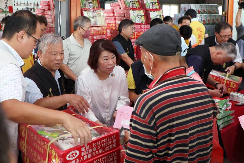 嘉義市長黃敏惠（左三）、九華平地藏庵董事長黃俊森（左二）等东说念主，今天上昼發放贊普品關懷弱勢。（嘉義市政府提供）