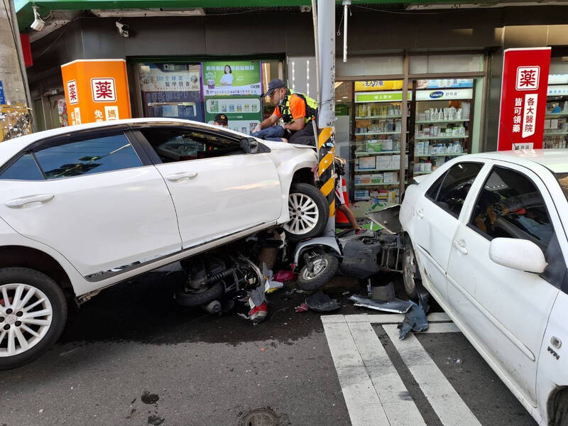 雲林縣虎尾鎮林森路二段傍晚發生2車疑似糾紛追逐追撞事故，造成6人受傷送醫。（民眾提供）