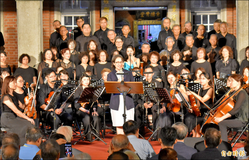 副總統蕭美琴（中）參加台南後壁黃家古厝中秋音樂會，肯定音樂會以台灣本土音樂演釋台灣的故事。（記者楊金城攝）