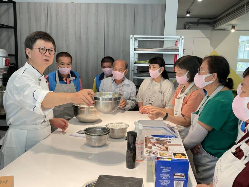 飯店西點主廚回鄉奉獻，教鄉親用在地食材烘焙。（民眾提供）