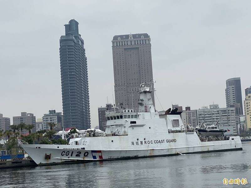 海巡署艦艇部署在高雄愛河出海口。（記者洪臣宏攝）