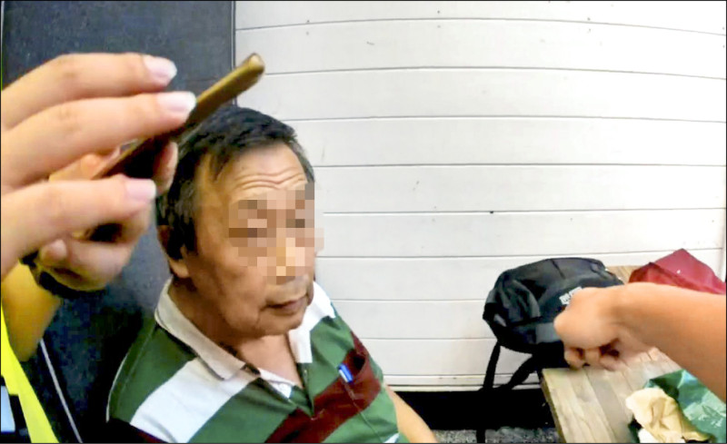 警方埋伏面交現場，卻發現來取款的車手是一名65歲男子。 （記者鄭景議翻攝）