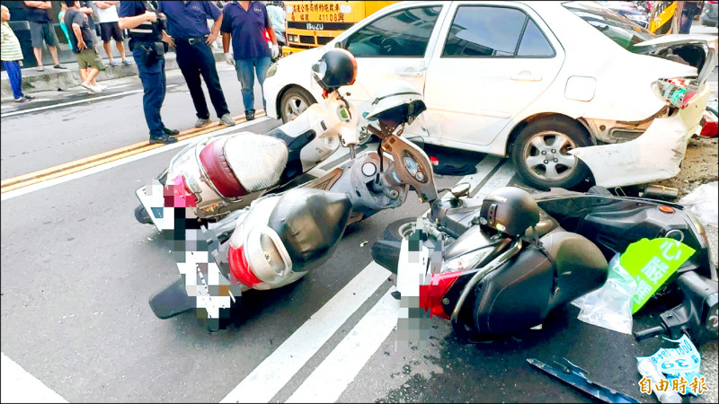 雲林縣虎尾鎮鬧區林森路前天傍晚發生一起2車追逐，造成追撞
事故，6人受傷送醫。 （記者李文德攝）