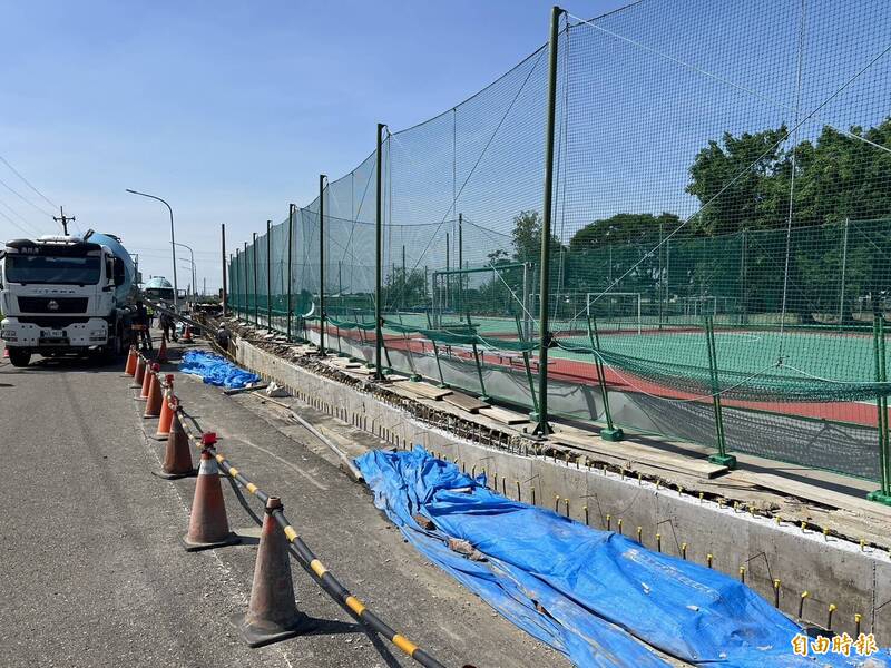 大埤國中周邊通學步道動工，避免占用現有道路造成汽機車爭道，學校打掉既有圍牆把校地提供出來做步道。（記者黃淑莉攝）