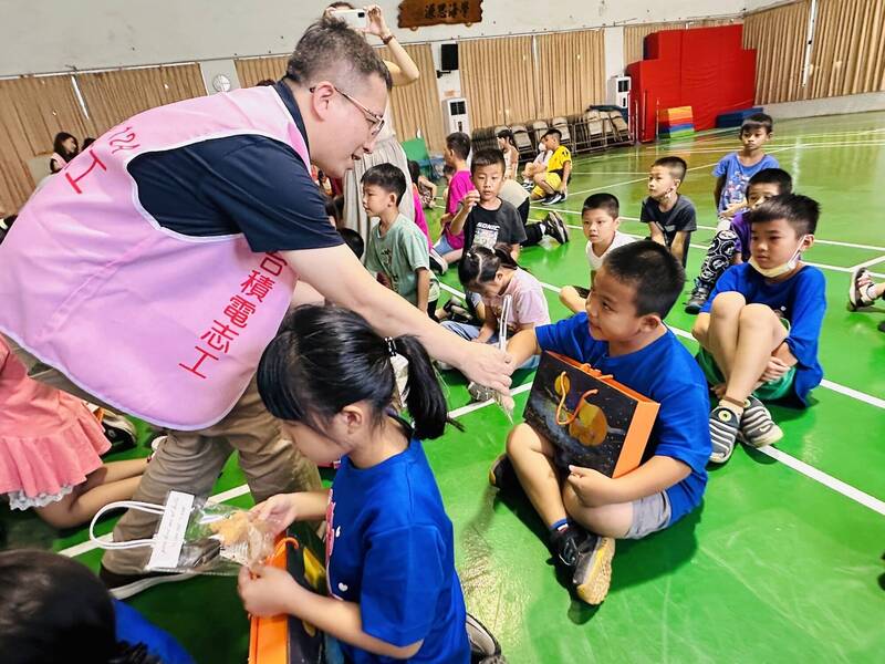 中秋節前夕，台積電F12A號召同仁認捐1003份喜憨兒月餅，志工隊從產地出發直送富興國小、錦山國小、橫山國小3所偏鄉及部落小學，與學童一同溫暖過節。（喜憨兒基金會提供）