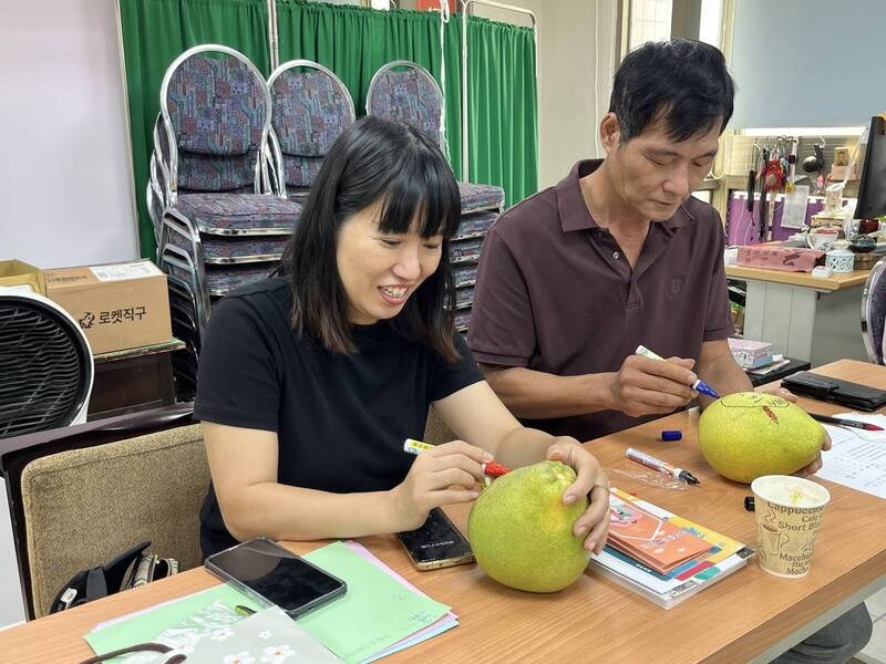 來台灣的新住民朋友，參與中秋彩繪活動，感受台灣中秋過節氣氛。（圖由移民署苗栗服務站提供）