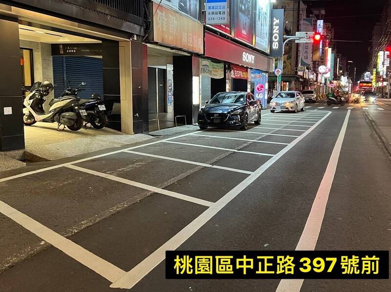 桃園區中正路出現詭異交通標線 捷運局：槽化線補繪完成