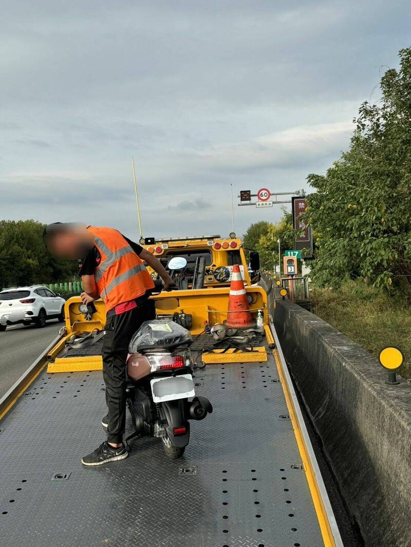 妙齡女未帶安全帽無照騎車，竟隨導航騎到國道上。（警方提供）