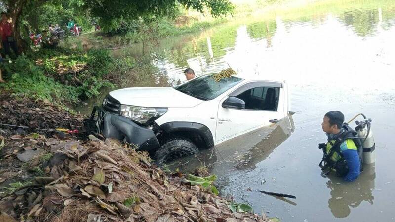 泰國1名汽車仲介連人帶車墜入池塘，聲稱鉅額現金消失不見，引發客戶懷疑。（擷取自X）