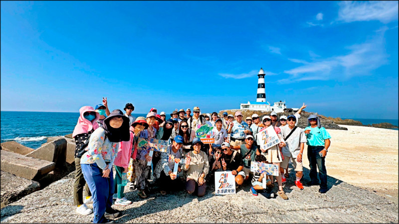 澎湖國家風景區管理處與澎湖觀光圈，推出「綠色騎跡─吉貝跳島探索半日遊」；圖為目斗嶼燈塔。（圖：潮澎遊提供）