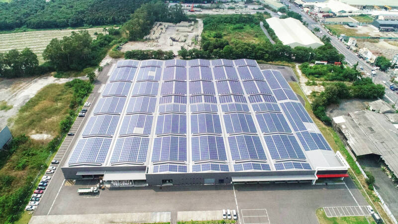 岡山區屋頂型太陽光電，設置容量 3237.12 kWp，年發電量4,135,420.8度。（工務局提供）