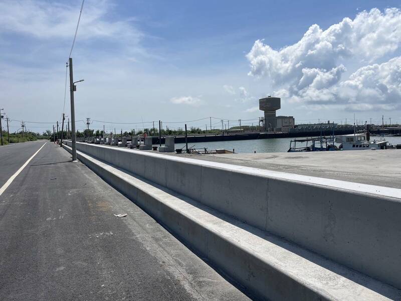 雲林萡子寮漁港防潮牆完工「首度迎戰」大潮