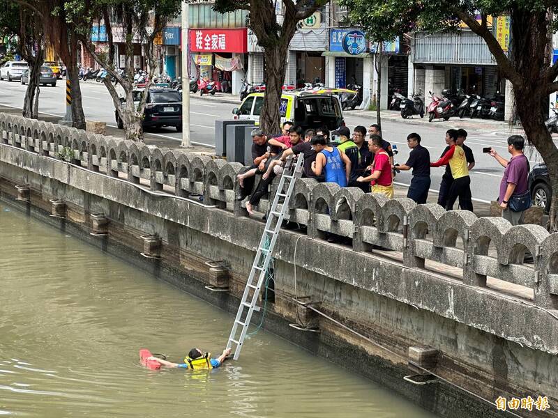 警、消合力將老翁從田寮河中拉起。（記者吳昇儒攝）