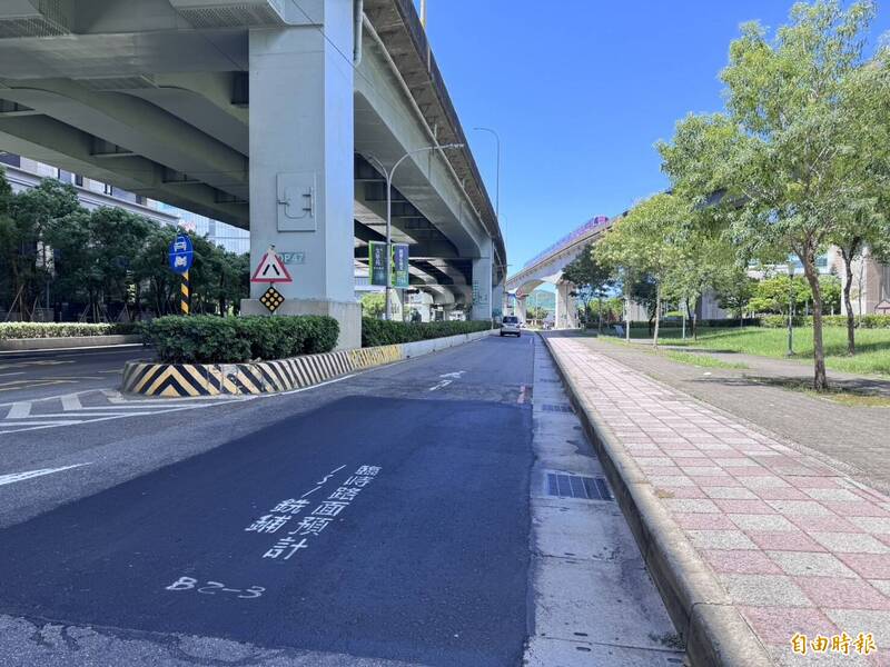 為改善新莊區新北大道3至4段（中港南路至新知六路）雙向全部車道鋪面品質，養工處將於9月20日、21日、22日晚間10時至隔天清晨6時，辦理道路銑鋪工程。（記者羅國嘉攝）