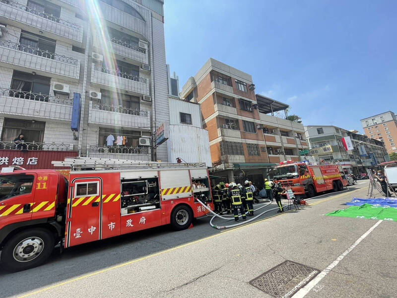 台中市西屯區四川路上一棟大樓，今天上午突傳出火警。（民眾提供）
