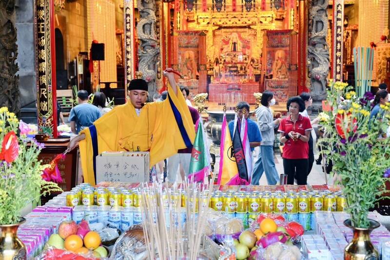 桃園景福宮「月老牽線賜良緣」未婚聯誼活動，一開始安排大廟月老神君祝壽法會，並請出神明到活動現場坐鎮。（景福宮提供）