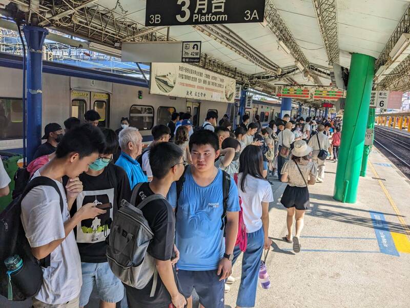 今年中秋節非連續假期，但台鐵旅客卻比去年增加。（台鐵公司提供）