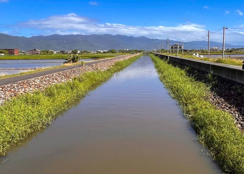 宜蘭壯圍十三股大排有段310公尺長土堤獲水利署補助，將啟動護岸整建應急工程。（立委陳俊宇服務處提供）