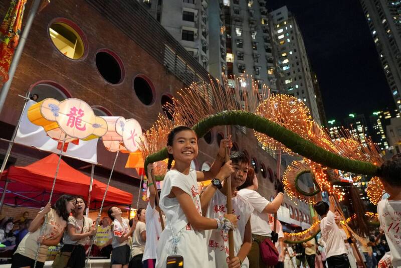 香港大坑火龍舞邁入第145年，今年大坑火龍青年團號召兒童和青少年並使用1萬個LED燈組成「小火龍」共同表演。（路透）