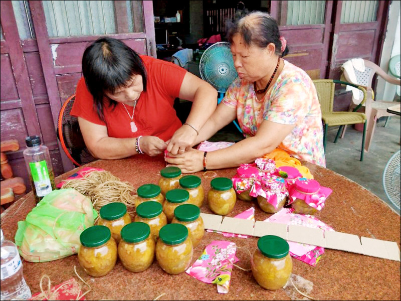 苗栗縣通霄鎮五南社區推廣貴妃醬瓜。（五南社區提供）