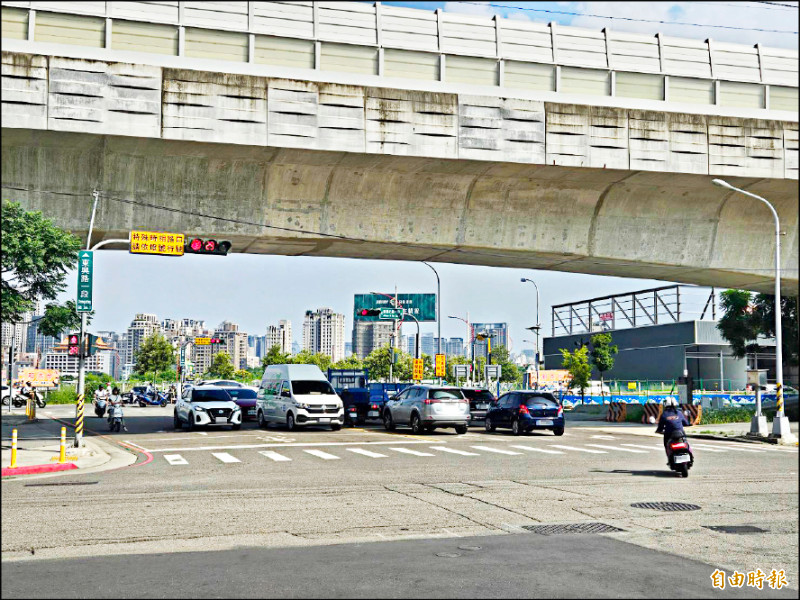 台中南區東興路、建國南路口是特殊時相路口，但綠燈時與對向車道竟是「零秒差」，民眾抱怨難左轉。（記者陳建志攝）