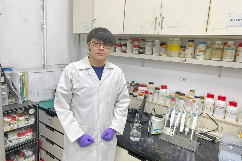 嘉義大學生物機電工程學系應屆畢業生陸品丞在助理教授龔毅指導下，研究論文將刊登於國際生物感測領域排名第一的Biosensors and Bioelectronics期刊（Impact factor 10.7）。（陸品丞提供）