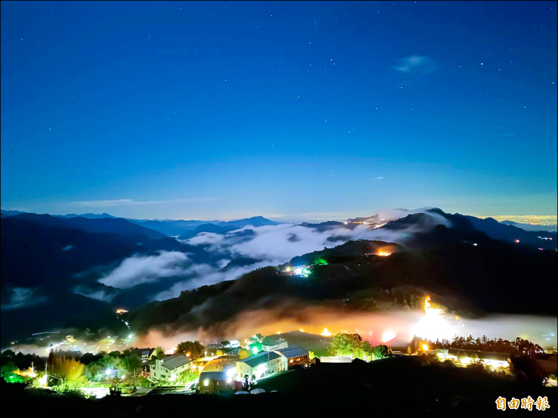 嘉義縣竹崎鄉頂石棹的琉璃光夜景，用手機就可拍下雲霧流動呈現的夢幻景象。（記者林宜樟攝）