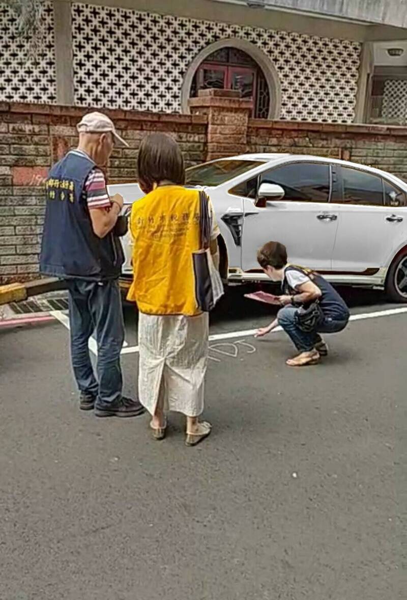 行政執行署與竹市稅務局聯手追查車輛行蹤查封。（執行署提供）