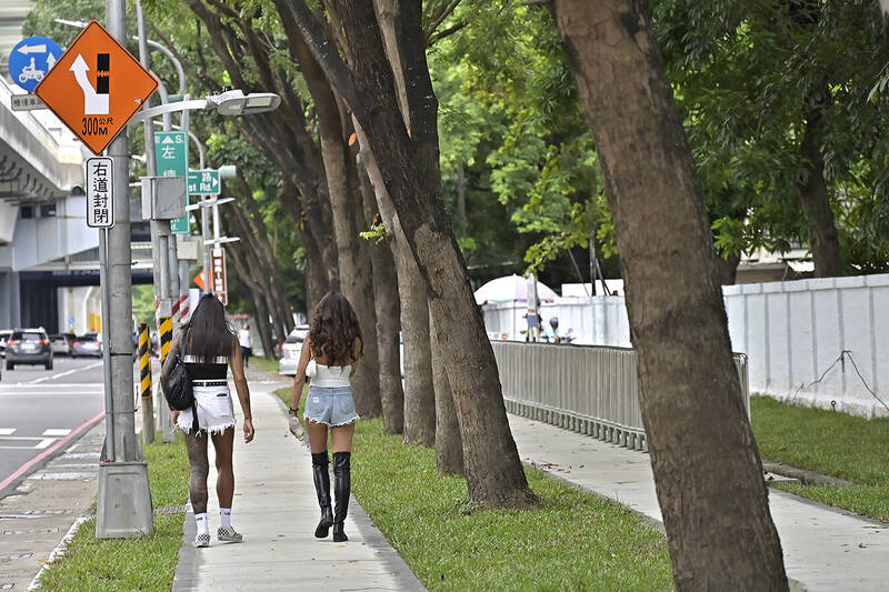 世運主場館周邊左楠路人行道全面換新後，為歌迷營造更舒適、安全返家的通行空間。（工務局提供）