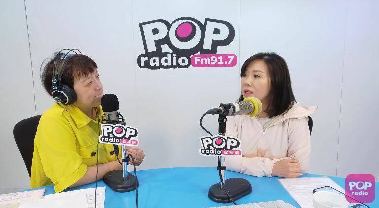 國民黨立委李彥秀（右）接受POP radio《POP搶先爆》主持人邱明玉（左）專訪。（翻攝POP radio直播畫面）