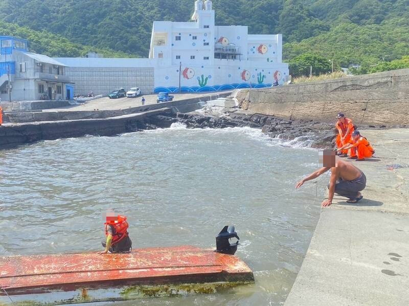 宜蘭頭城漁民開舢舨進港被浪打翻落海 岸巡即刻救援