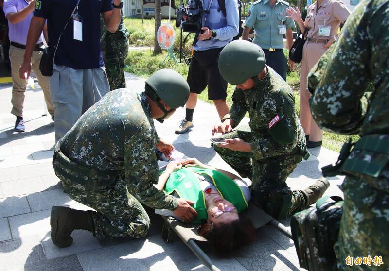 軍方演練運送傷患。（記者林宜樟攝）