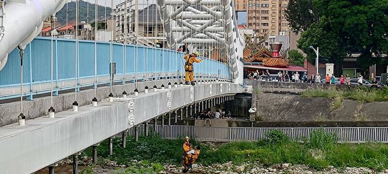 台中山區大雨溪水暴漲 釣客受困旱溪沙洲驚險救出