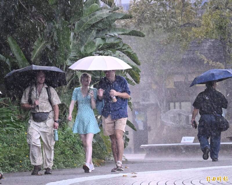 大雨特報！北部陰雨綿綿 中南部易有午後雷陣雨