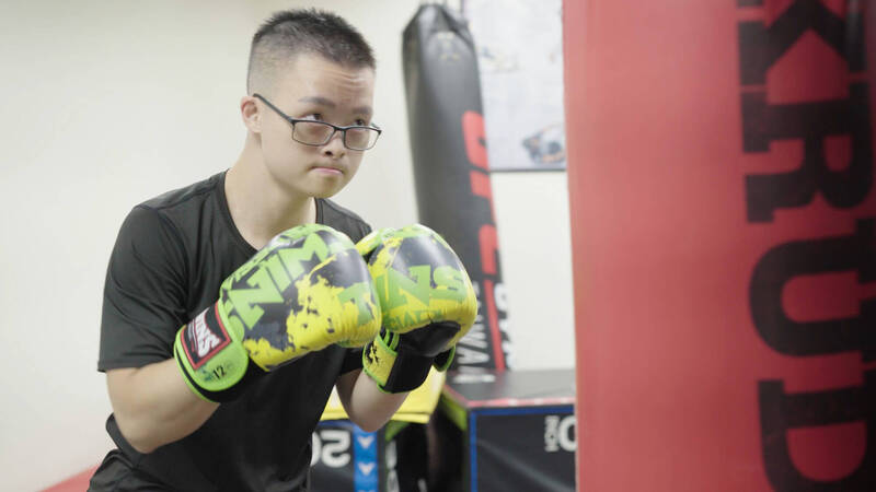 28歲唐氏症青年陳逸明克服先天障礙，參與拳擊並受訓成為踢拳選手，出戰今年全國中正盃泰拳錦標賽，並勇奪「最佳敢鬥獎」，打破社會對唐氏症的刻板印象。（唐氏症關愛者協會提供）