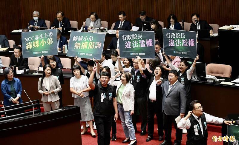 民眾黨立委質疑翁柏宗擔任NCC委員的資格，動員杯葛議事。（記者羅沛德攝）
