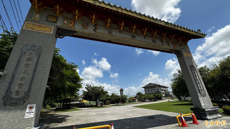 台南安定區公所新建神主牌位塔，還未完工就有許多民眾詢問。（記者劉婉君攝）