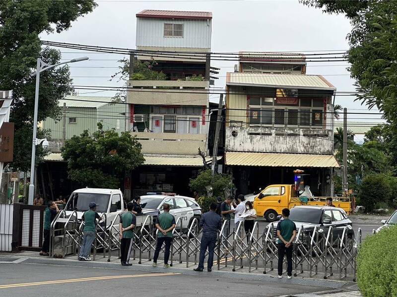 彰化縣府城觀處人員到清水岩露營區執行斷電，被擋在門外。（民眾提供）