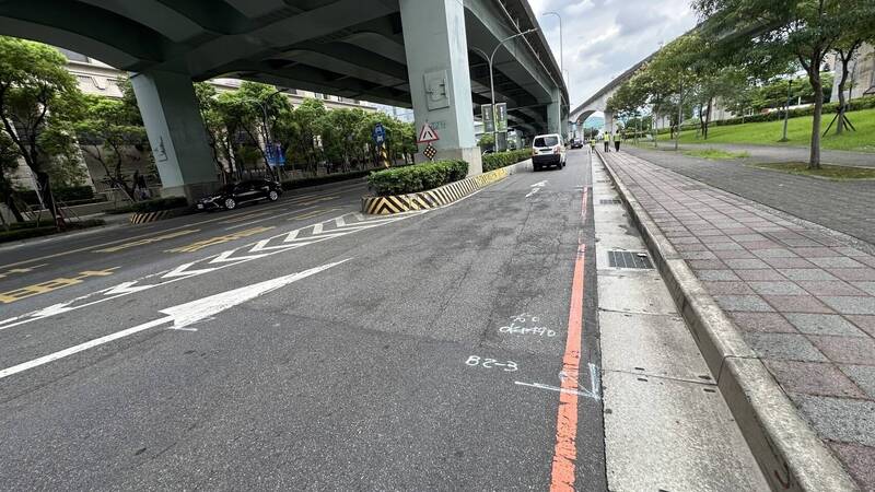 新莊區新北大道三到四段（中港南路到新知六路）雙向車道分階段銑鋪。（新北市工務局提供）