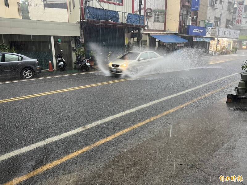 極端氣候短時強降雨頻率高，雲林多個鄉鎮市街道因雨水宣洩不及積水情況頻傳，民眾怨聲載道，縣府爭取中央1.1億元經費改善雨水下水道。（記者黃淑莉攝）