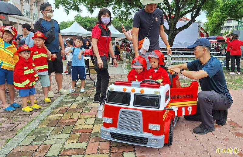 南投縣政府舉辦國家防災日防災宣導活動，讓小朋友體驗駕駛小小消防電動玩具車，扮演消防小尖兵。（記者張協昇攝）